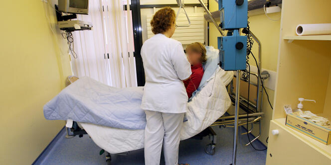 Une infirmière installe une perfusion à une patiente avant une séance de chimiothérapie, le 17 Janvier 2007 au centre hospitalier Oscar Lambret de Lille. 