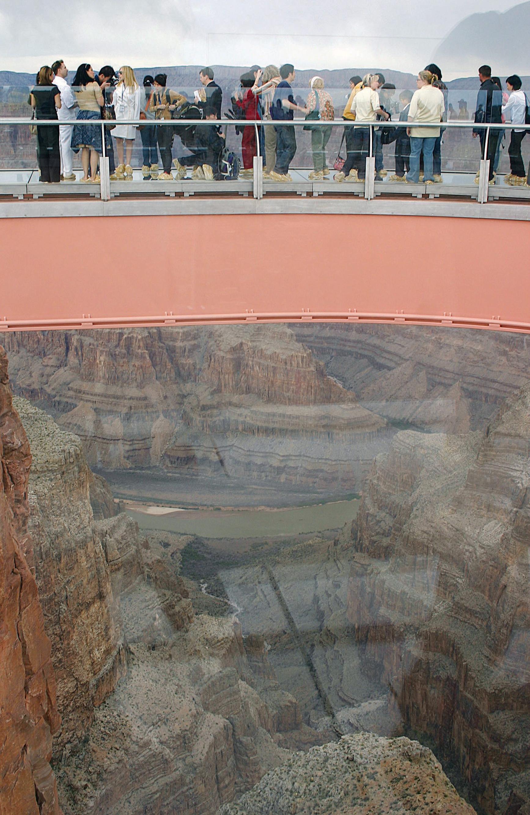 Une passerelle de verre audessus du Grand Canyon — free download