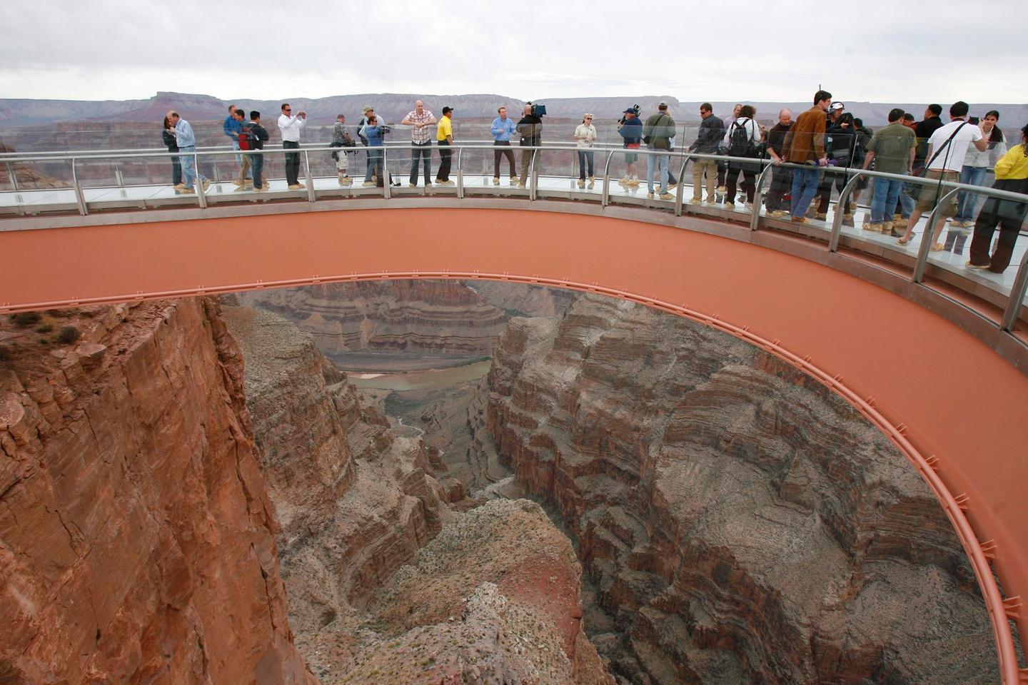 Une passerelle de verre audessus du Grand Canyon — free download