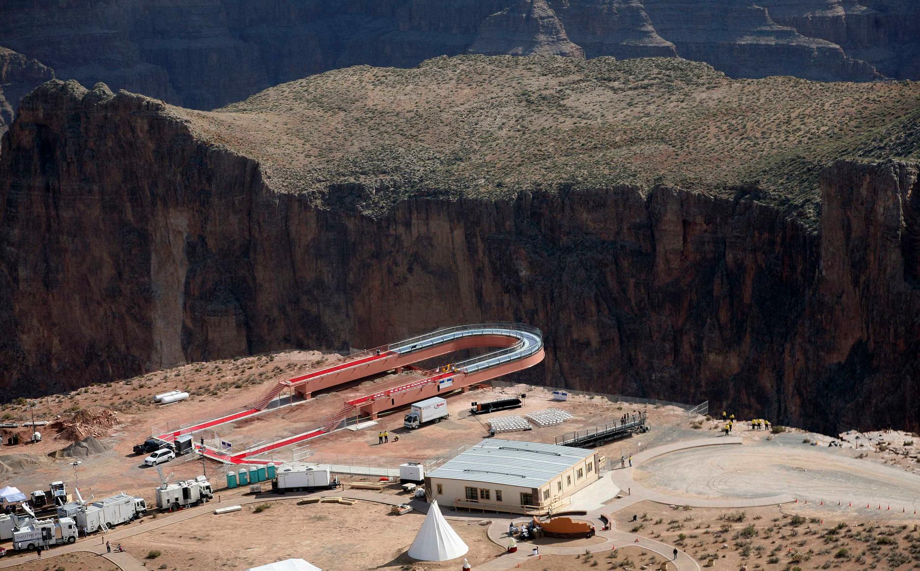 Une passerelle de verre audessus du Grand Canyon — free download