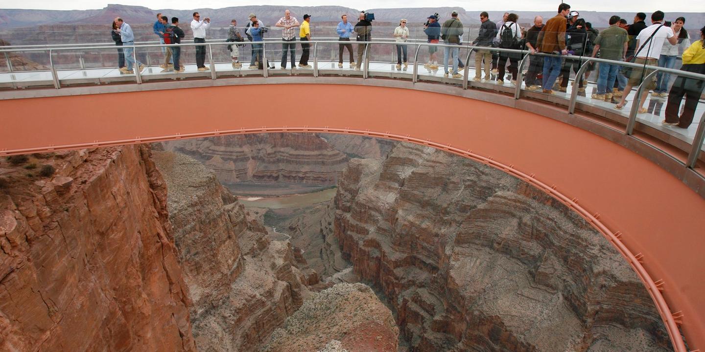 Une passerelle de verre audessus du Grand Canyon — free download