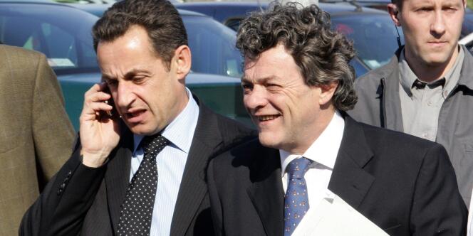 Nicolas Sarkozy et Jean-Louis Borloo, ministre de l'emploi, du travail et de la cohésion sociale.