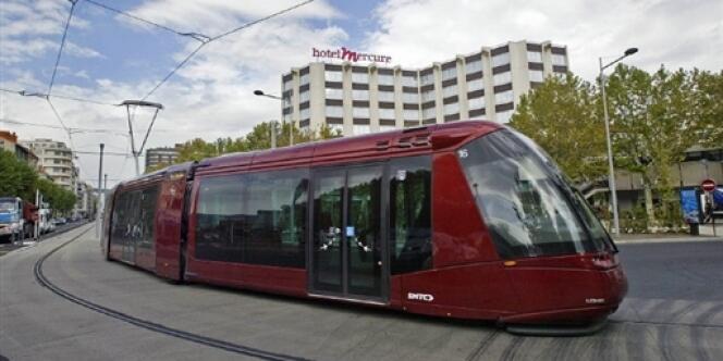 Le tramway Translohr de Clermont-Ferrand, équipé de pneumatiques à propulsion électrique. 