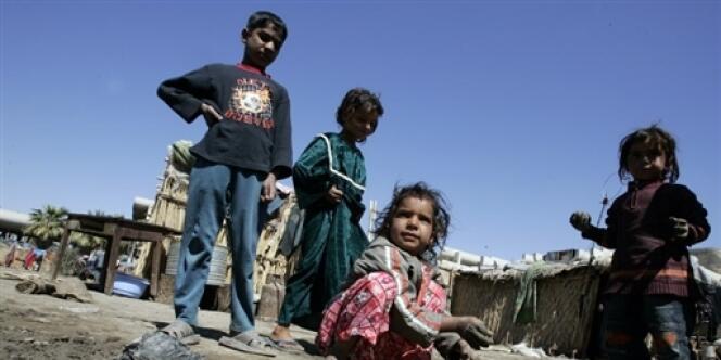 Des enfants irakiens sans abri sur un terrain vague à Bagdad.