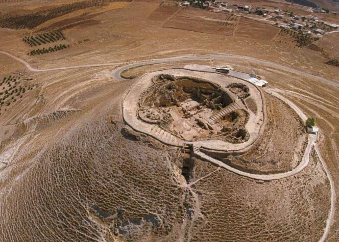 Vue aérienne de la colline d'Hérodion avec le tombeau du roi Hérode à une vingtaine de kilomètres au sud de Jérusalem, en 2007. 