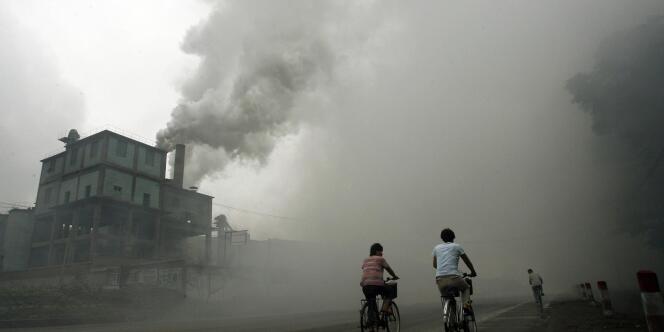 Un nuage de pollution s'échappant d'une usine à Yutian, à l'est de Pékin, le 18 juillet 2006.