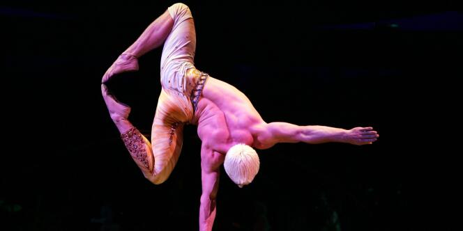 L'acrobate russe Denys Tolstov, du Cirque du Soleil, lors d'une représentation à Saint-Denis, le 9 mai 2007.