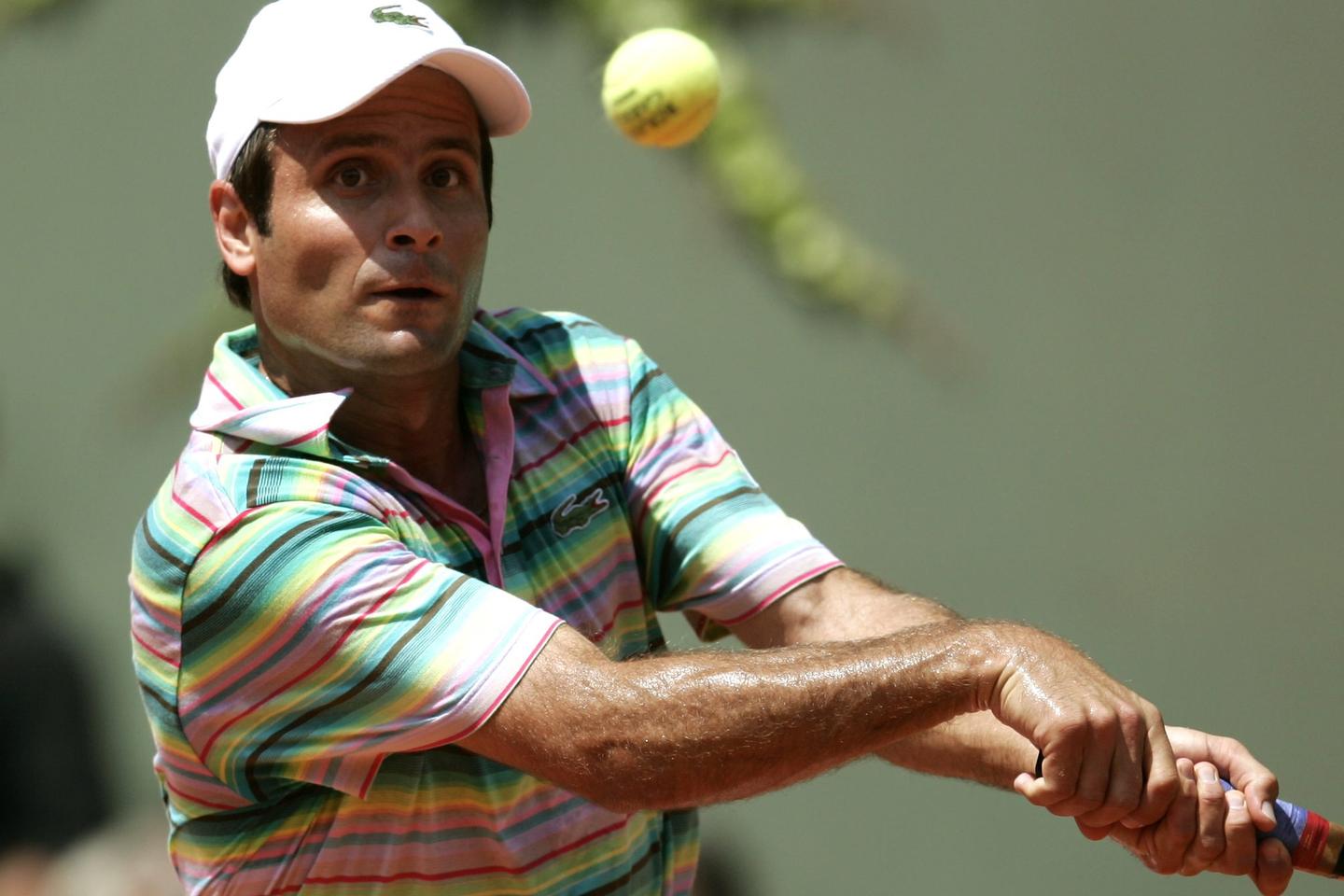 RolandGarros Federer s'impose facilement, Santoro éliminé en quatre sets