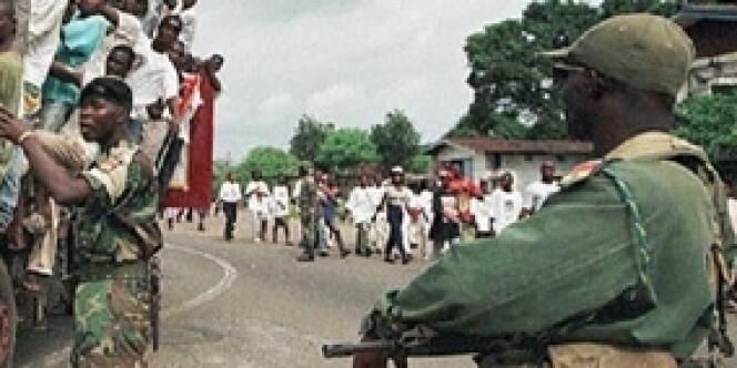 Un point de contrôle de l'Ecomog au Liberia en juillet 1997.
