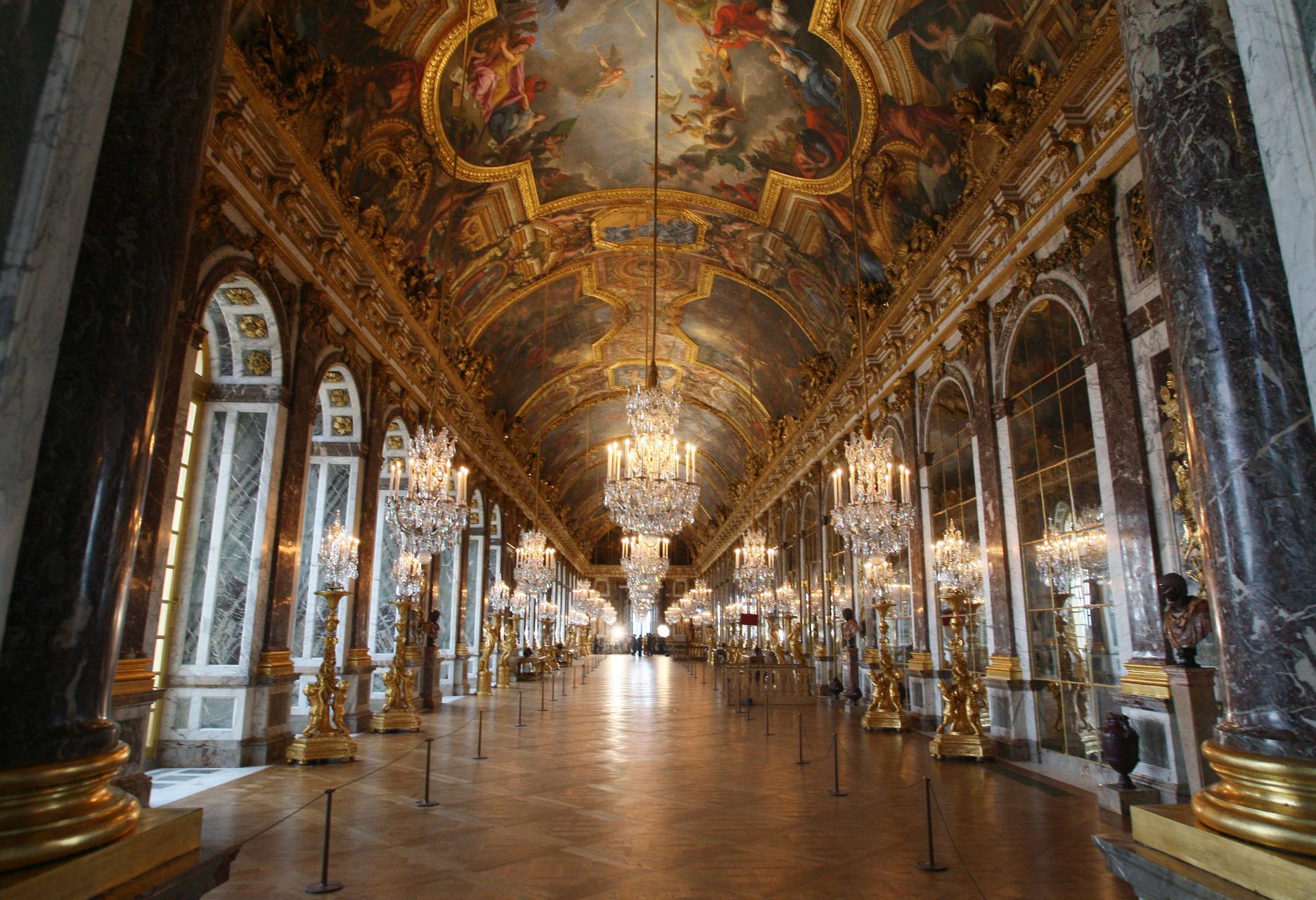 a-versailles-la-galerie-des-glaces-retrouve-tout-son-lustre