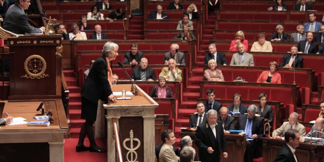 Christine Lagarde, ministre de l'économie, présente le texte de loi dit 