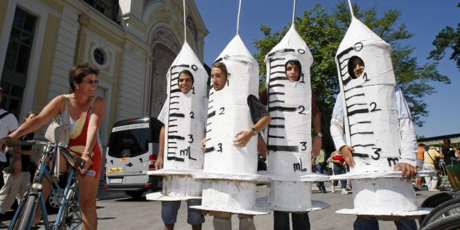 A Pau, au départ de la 17e étape du Tour de France 2007, quatre étudiants se sont déguisés en seringues géantes pour dénoncer le dopage. 