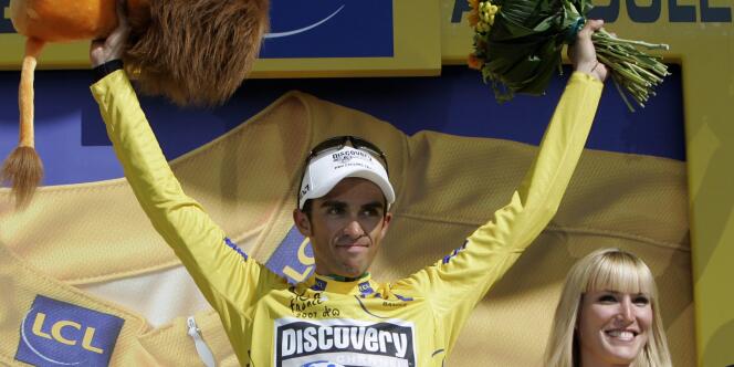 Alberto Contador, maillot jaune à l'issue de la 18e étape du Tour de France, le 27 juillet 2007.