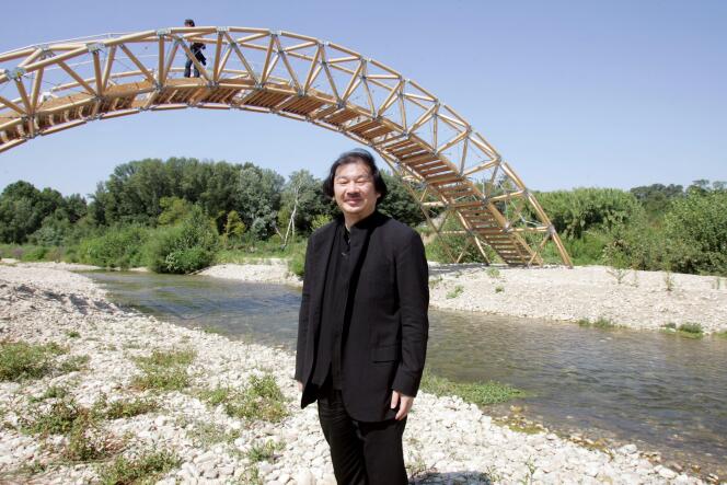 Shigeru Ban en 2007 devant son pont en carton, fabriqué près du Pont du Gard.