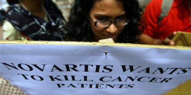 Manifestation d'Indiens contre Novartis, devant les bureaux de l'entreprise à Bombay.