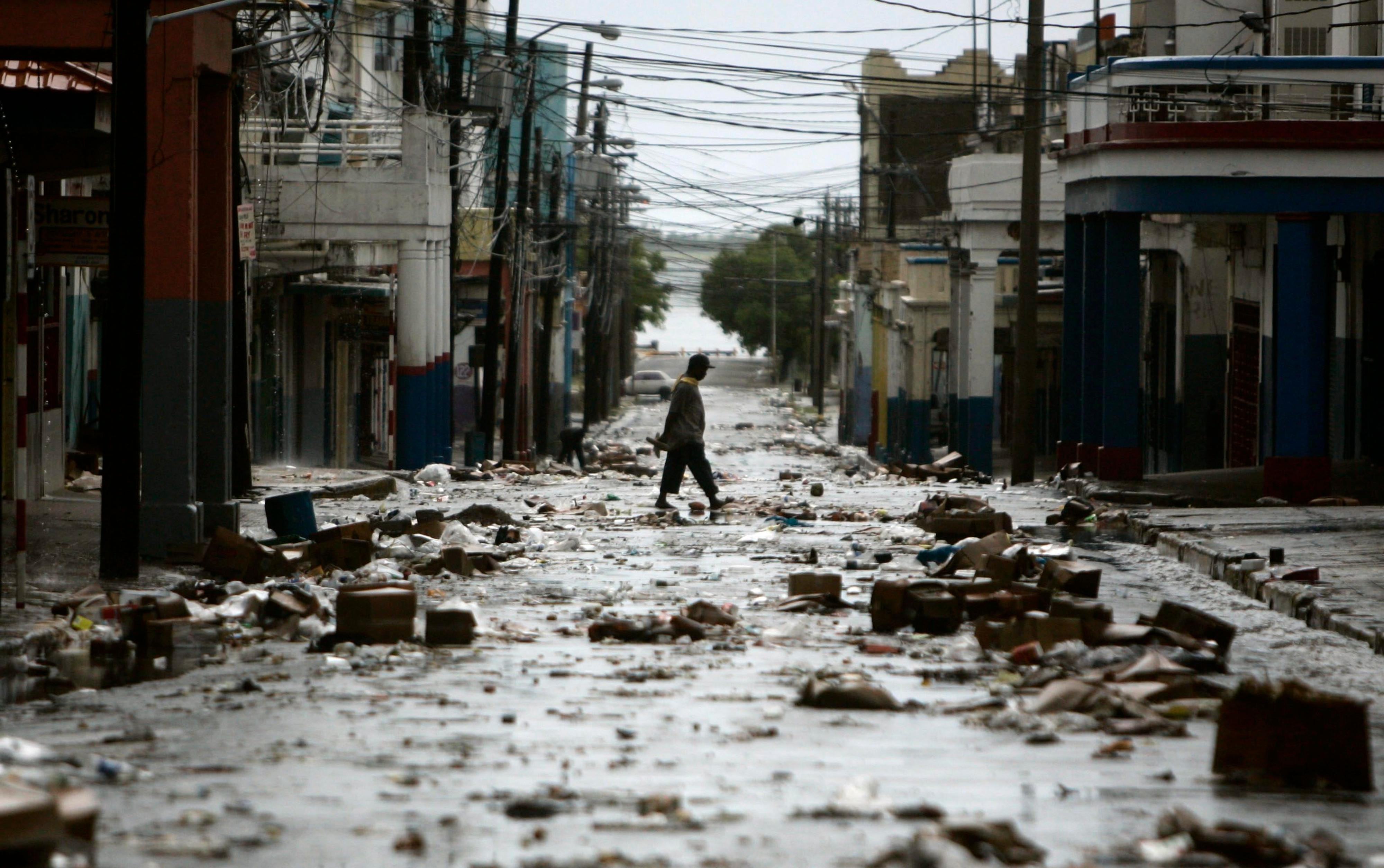 Après la Jamaïque, le cyclone Dean menace le Mexique — free download