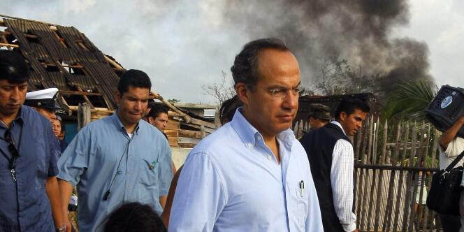 Le président du Mexique, Felipe Calderon, lors du passage du cyclone Dean, en août 2007.