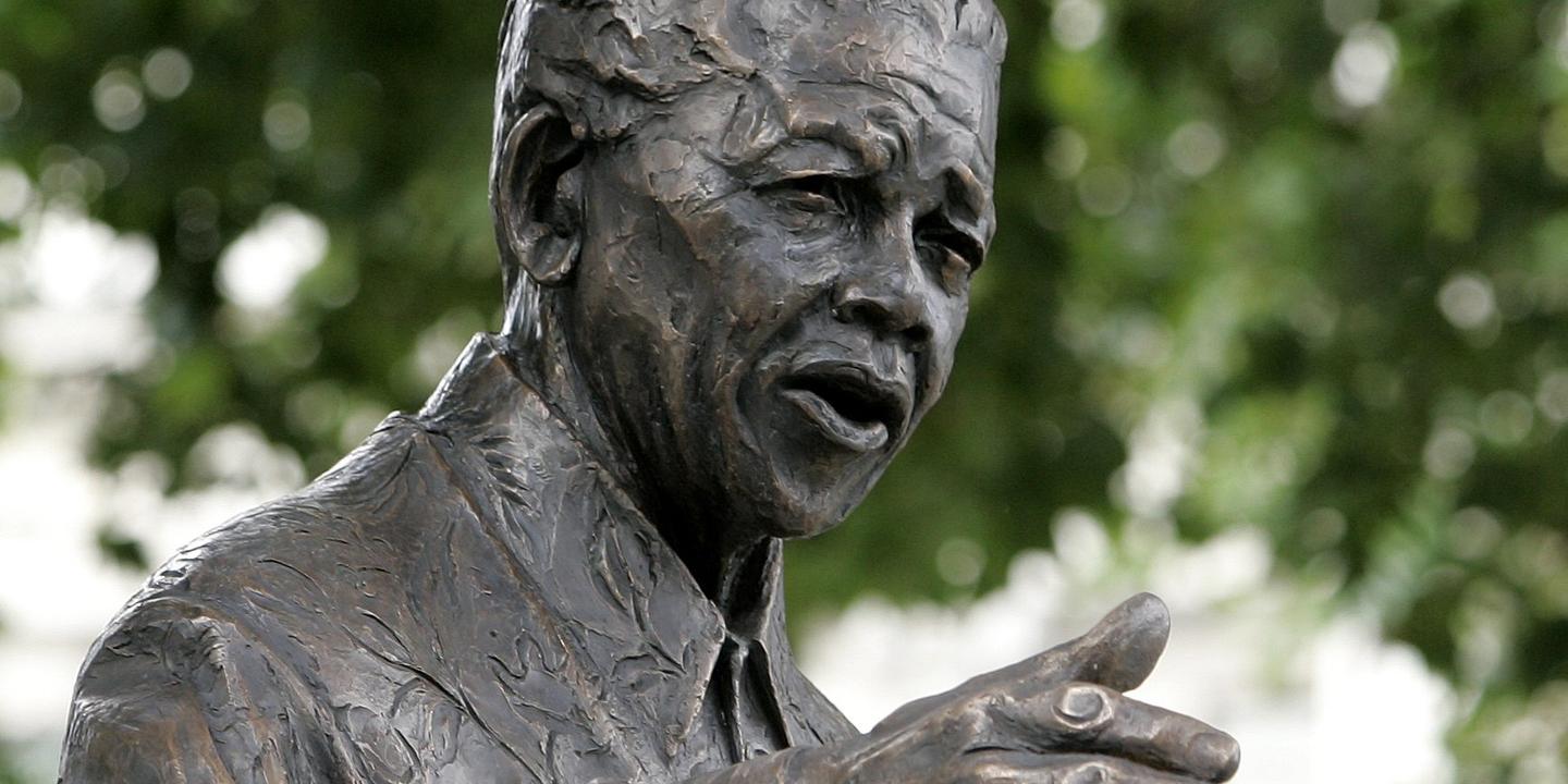Mandela face à sa statue