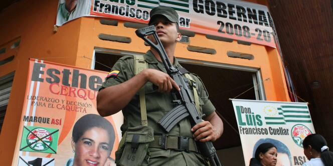 Un soldat en faction devant le siège d'un parti politique à Doncello (Colombie), le 23 octobre 2007.