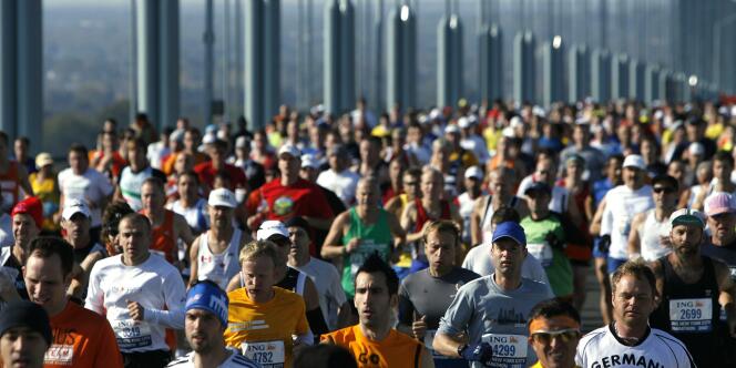 Une foule de coureurs sur le Verrazano Bridge lors de l'édition 2004 du marathon de New York.