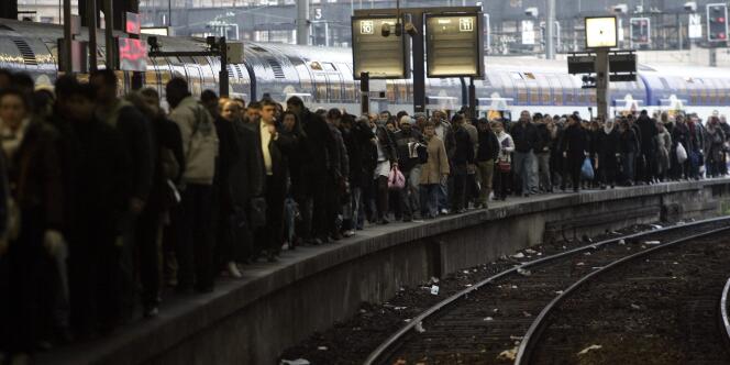 Des voyageurs sur un quai de la gare Saint-Lazare, le 19 novembre, en pleine grève des cheminots.