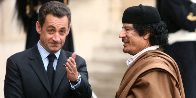 Le colonel Kadhafi a été accueilli par Nicolas Sarkozy en bas du perron de l'Elysée, devant un détachement de la garde républicaine, lundi 10 décembre 2007.