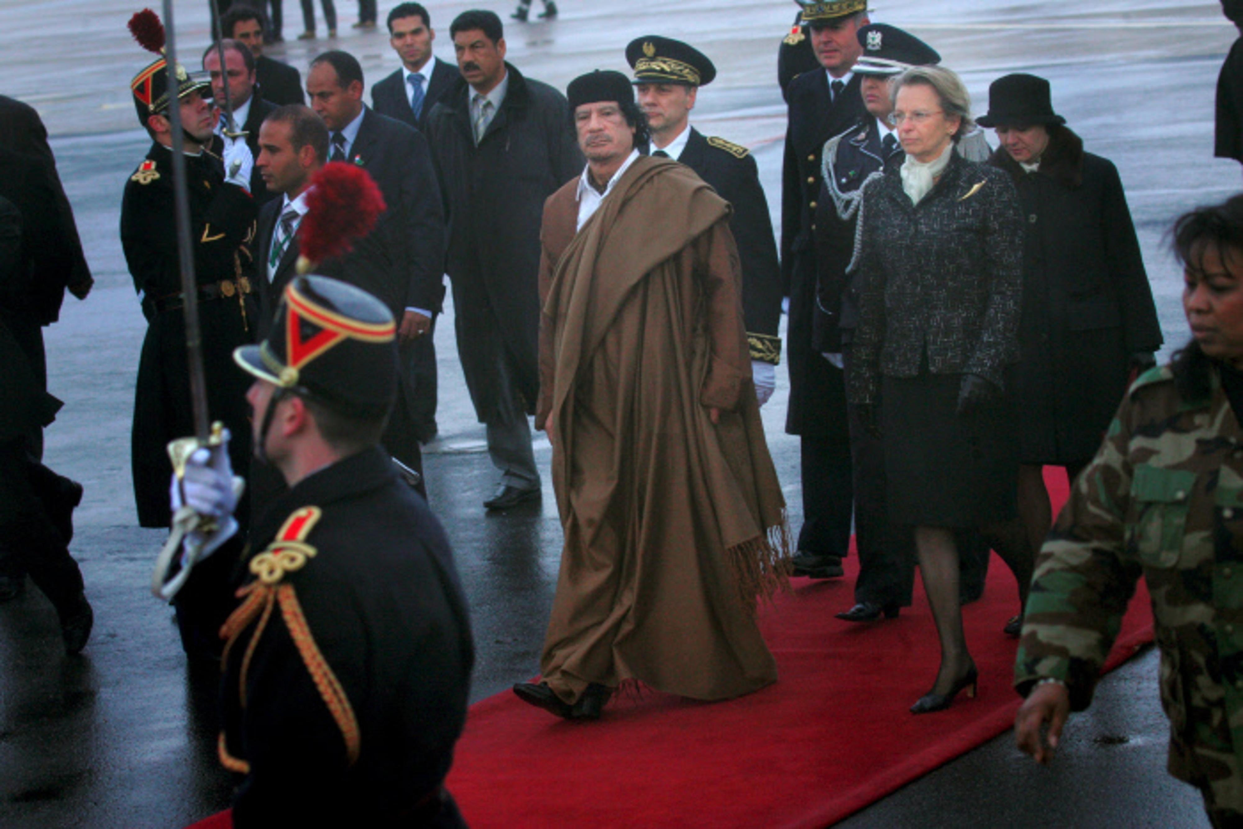 Visite De Kadhafi En France Des Contrats Et Des Critiques visite-de-kadhafi-en-france-des-contrats-et-des-critiques