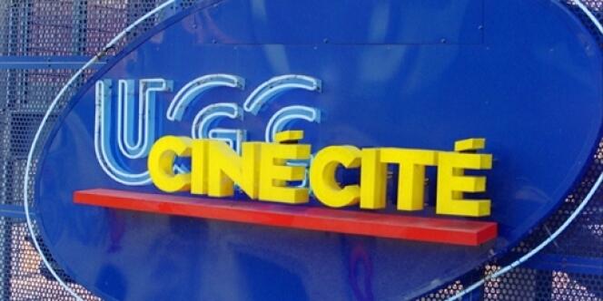 Photo prise le 3 avril 2002 du logo du cinéma multiplexe UGC Ciné Cité de Paris-Bercy, qui dispose de 24 salles.