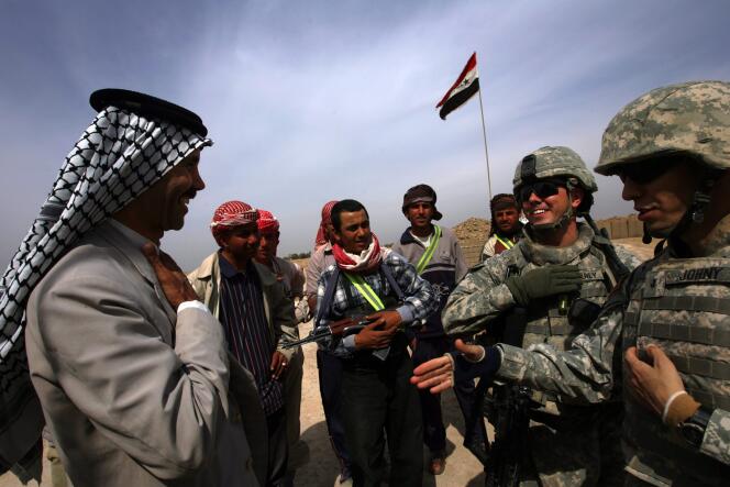 Un sheikh sunnite irakien et ses soldats au service de la lutte contre Al Qaida, en discussion avec des soldats américains à un check-point dans la province de Diyala, au nord-est de Bagdad, le 10 mars 2008.
