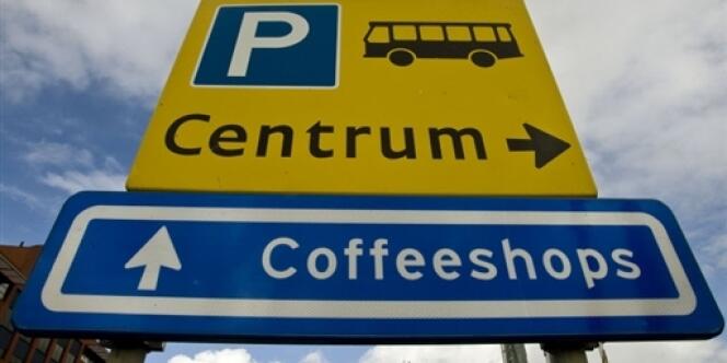 Une pancarte indiquant les coffee shops à Terneuzen, près de la frontière avec la Belgique.