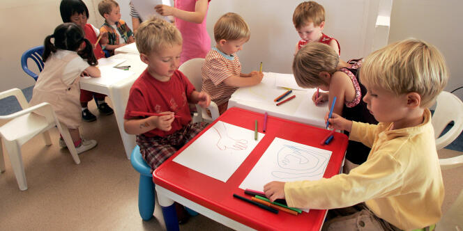 Des élèves de la première maternelle en langue bretonne de Paris le jour de la rentrée des classes en 2004.