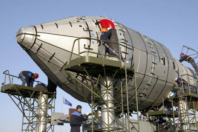 Sur la base de Baïkonour, des ouvriers préparent le lancement d'un satellite du système Galileo, mercredi 23 avril.