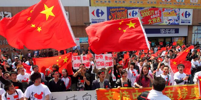 Des drapeaux chinois lors d'une manifestation à Changchun, dans le nord-est de la Chine en avril 2008.