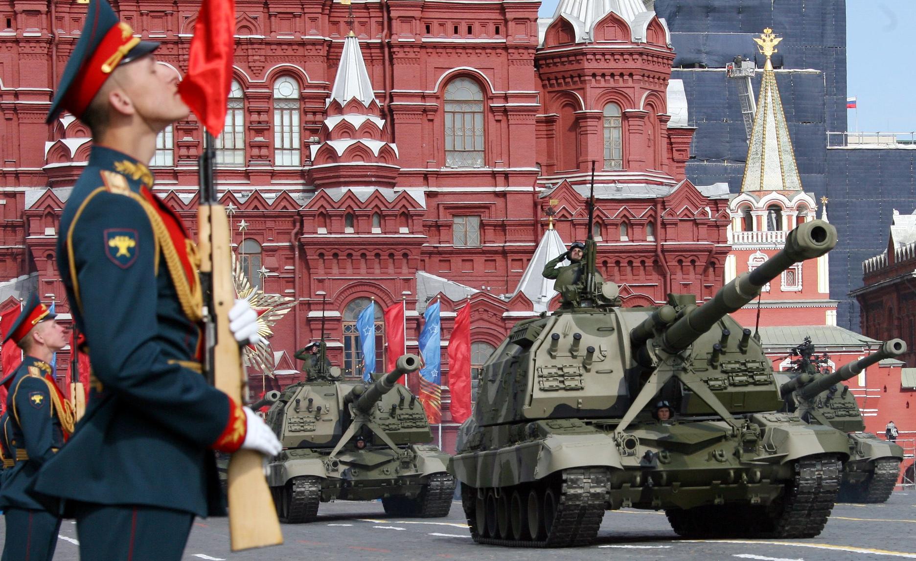 L'armée russe défile avec le faste de l'Union soviétique