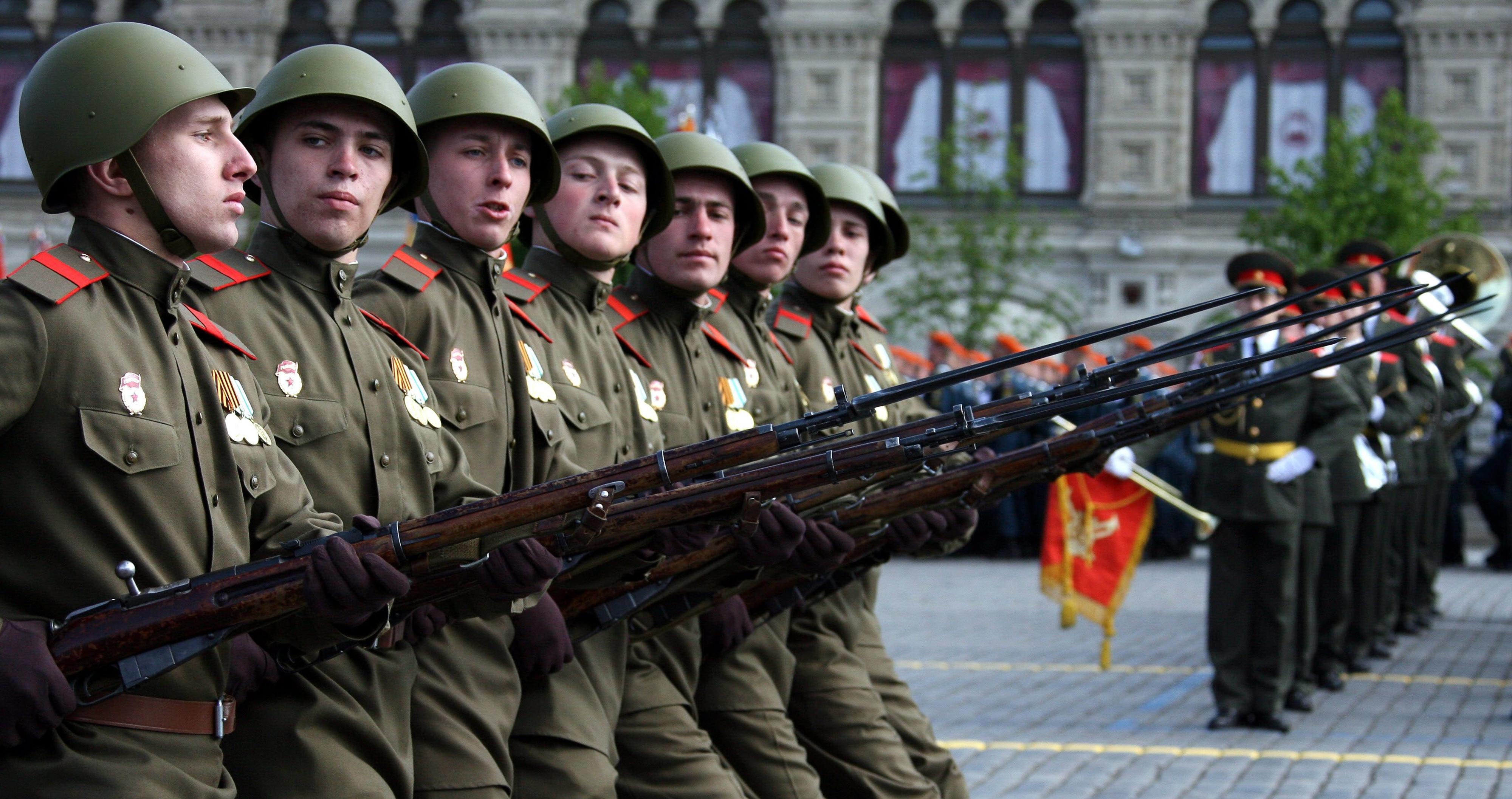 L'armée russe défile avec le faste de l'Union soviétique