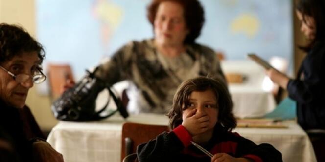 Dans un orphelinat de Blagoevgrad, 100 kilomètres au sud de Sofia, une petite fille étudie avec des professeurs volontaires.