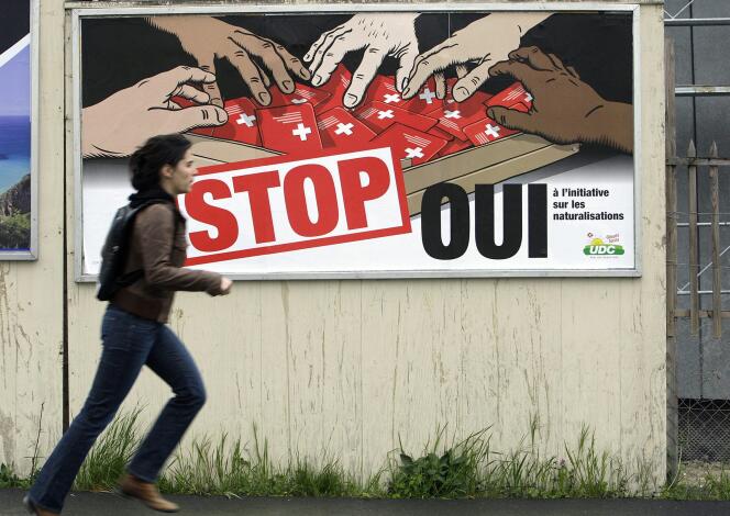 Une affiche de campagne de l'UDC appelant à durcir les conditions de naturalisation en Suisse.