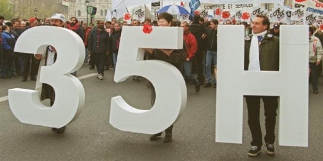 Le 24 novembre 1999 à Paris, manifestation de cadres pour le décompte horaire de leur temps de travail dans le cadre de la loi sur les 35 heures. 