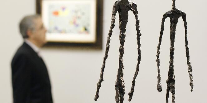 Exposition d'une sculpture de l'artiste suisse Alberto Giacometti, nommée 