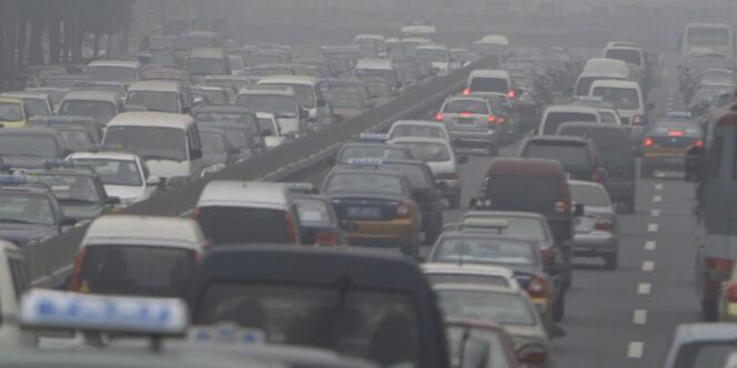 Pollution sur une autoroute à Pékin. Le trafic automobile contribue à accroître la concentration d'ozone.