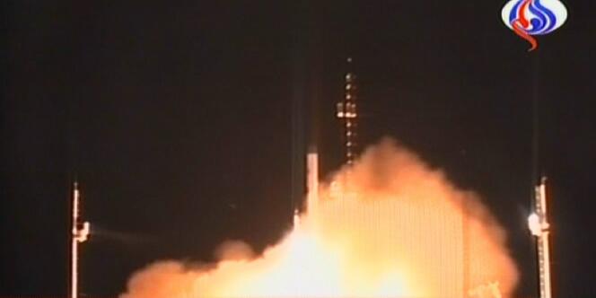 La télévision en langue arabe Al-Alam montre le lancement de la fusée iranienne Safir le 17 août 2008. 