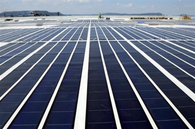 Mise en service en 2008 à Laudun (Gard), sur un entrepôt de supermarché, cette centrale photovoltaïque était alors la plus grande intégrée en toiture d'Europe