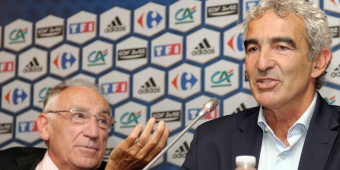 Le président de la Fédération française de football (FFF), Jean-Pierre Escalettes et Raymond Domenech lors d'une conférence de presse à Paris, le 12 août 2008.