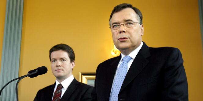 Le procureur spécial Olafur Thor Hauksson (à droite) va lancer les poursuites le 24 avril contre Heidar Mar Sigurdsson et huit autres anciens responsables de la banque - ici, en 2008.