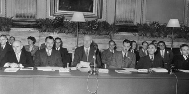 Le Britannique Hugh Dalton, un des artisans des accords de Bretton Woods, lors de la première réunion du FMI, en 1947. Les accords de Kingston signent la fin de cette époque.