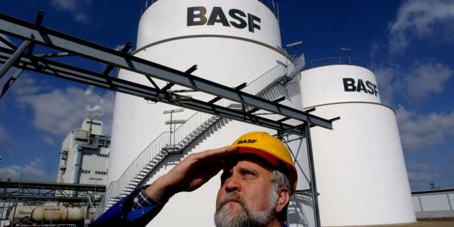 Un employé de BASF, sur le site de Schwarzheide, dans l'est de l’Allemagne, en mars 2013.