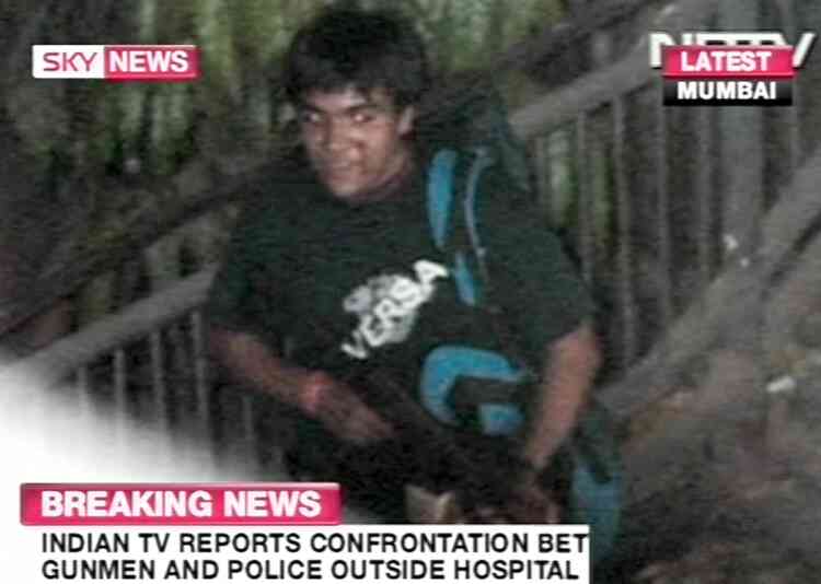 Cette capture d'écran de la télévision indienne, qui reprend des images de Sky News, montre un jeune homme armé suspecté de faire partie des assaillants.