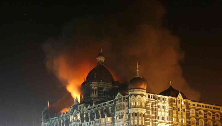LeTaj Mahal, un hôtel de luxe de renommée mondiale, était la proie des flammes vers 3 heures du matin après avoir été attaqué par plusieurs hommes armés de grenades et d'AK47.