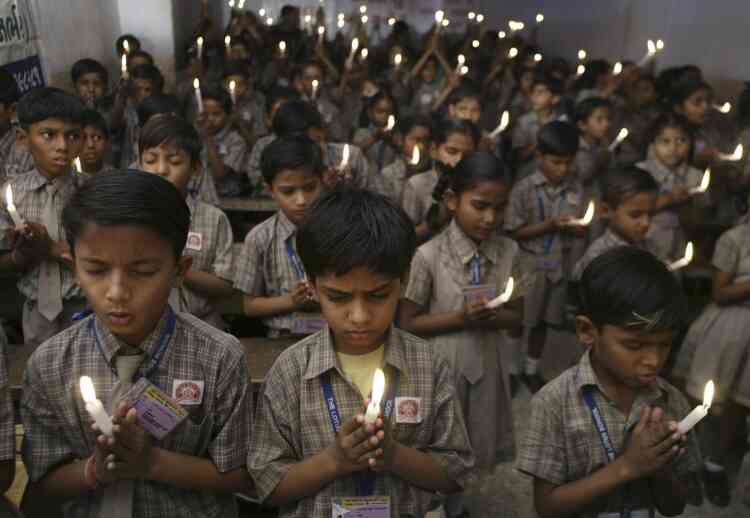 Des écoliers rendent hommage aux victimes des attentats de Bombay, jeudi 27 novembre, à Ahmadabad. 