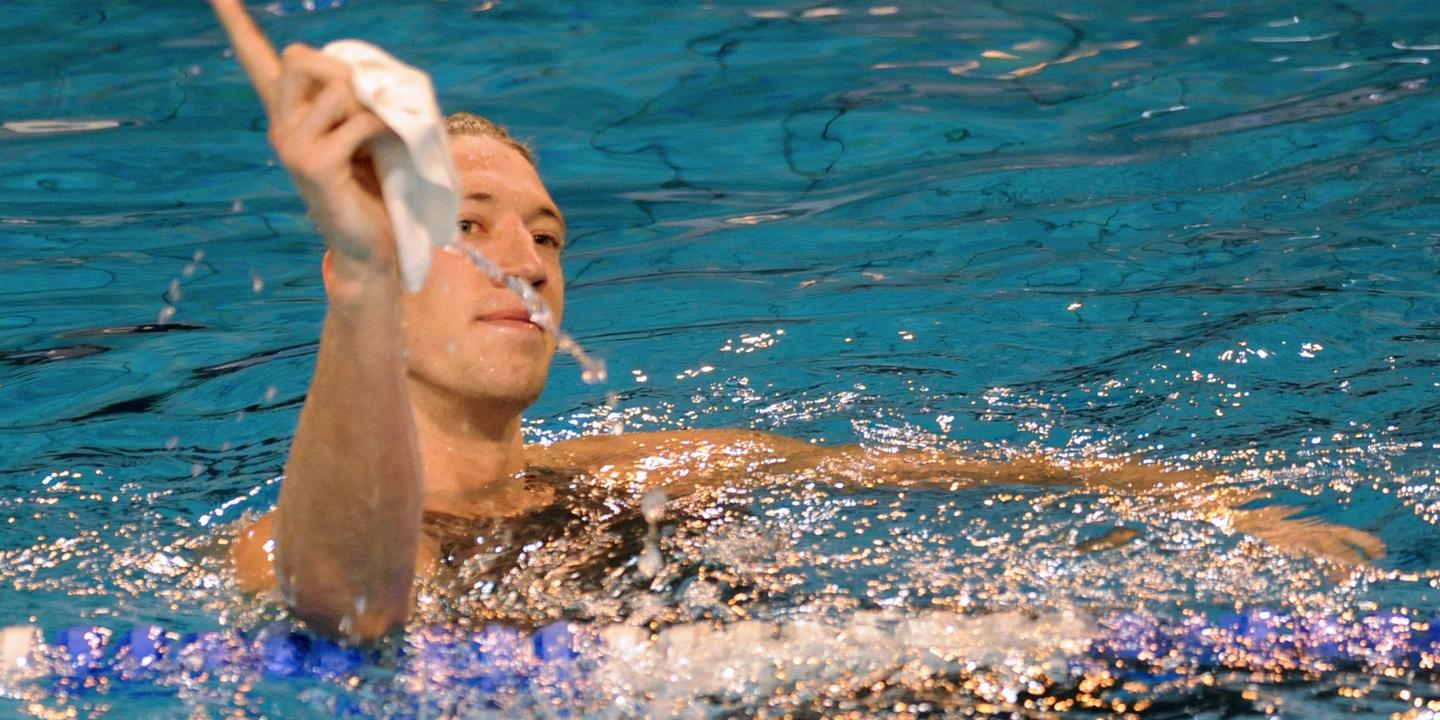 Alain Bernard bat le record du monde du 100m nage
